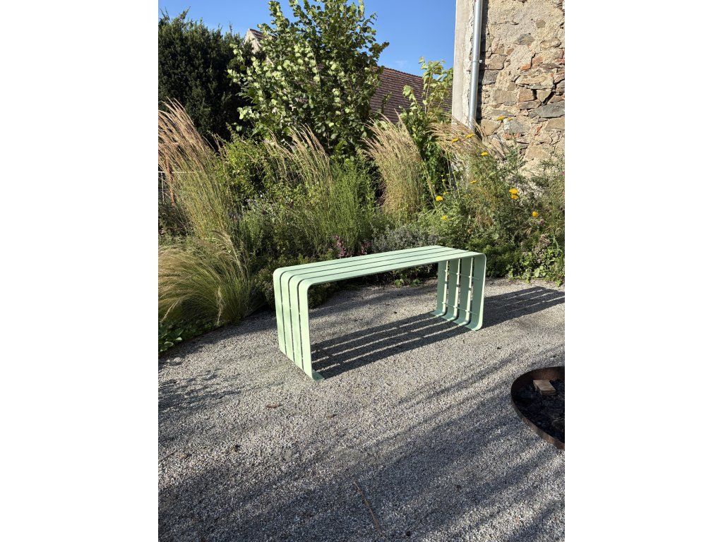 Kovová zahradní lavice MAYA Bench v exteriéru