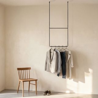 Stropní věšák Jully spojuje funkci a design. Vyroben z oceli, ve dvou RAL odstínech.